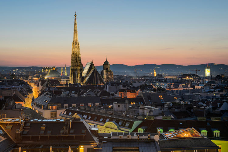 Panorama von Wien bei Nacht – Blick über die Innere Stadt von Wien.